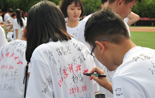 青島高校舉行畢業(yè)典禮，文化衫留言成風(fēng)景線